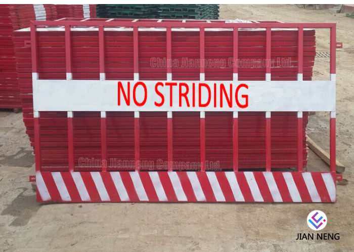 การป้องกันขอบชั่วคราว Guardrail สีแดงและสีขาวสำหรับไซต์ก่อสร้างอาคาร