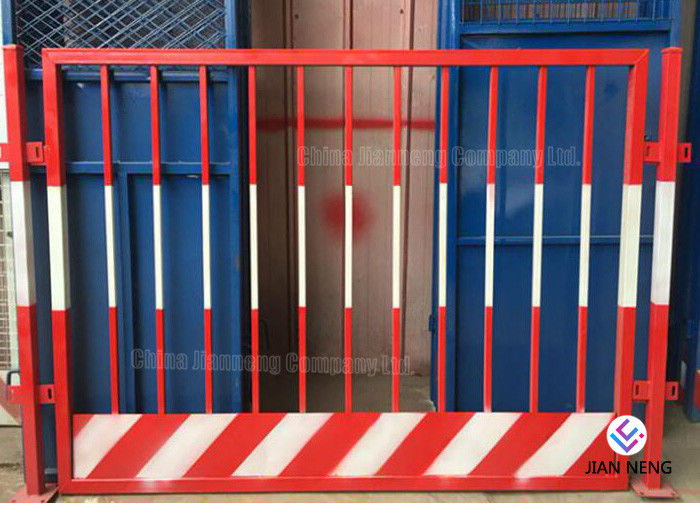การป้องกันขอบชั่วคราว Guardrail สีแดงและสีขาวสำหรับไซต์ก่อสร้างอาคาร