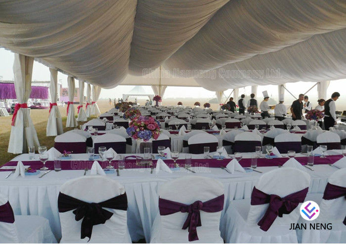 ปะรำหรูหรานอกเต็นท์จัดงานแต่งงานด้วยผ้าม่านซับสีสันสำหรับงานปาร์ตี้