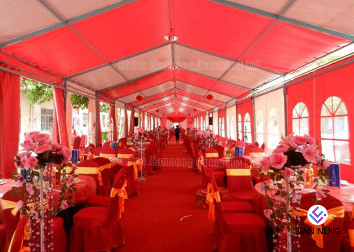 20x30 เมตรสีแดงงานแต่งงานเต็นท์สำหรับ 500 คนพร้อมผ้าม่านและวัสดุบุผิว